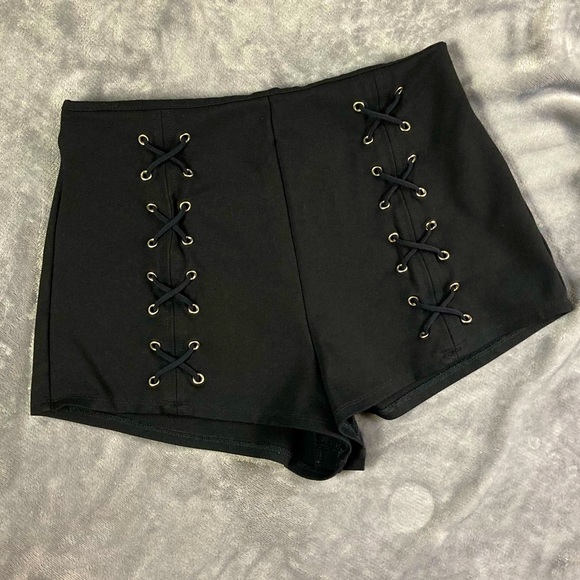 Tobi Pants - Toni High Waisted Laced Shorts | Women’s Medium